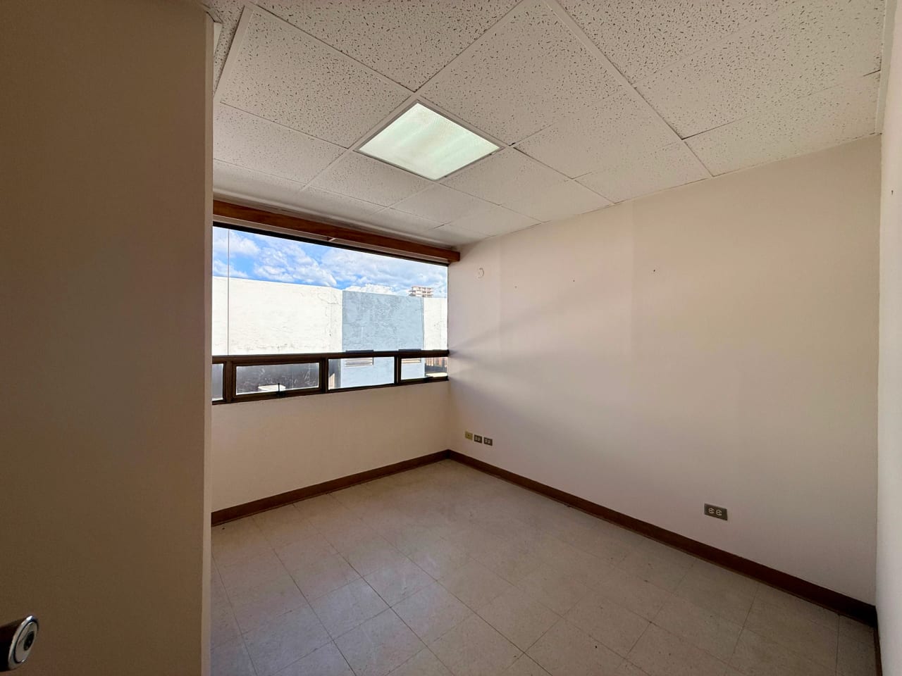 Vendo clinica en edificio Santa Clara zona 10 — Clínica en Venta en Zona 10, Guatemala, Ciudad — foto 10 de 13