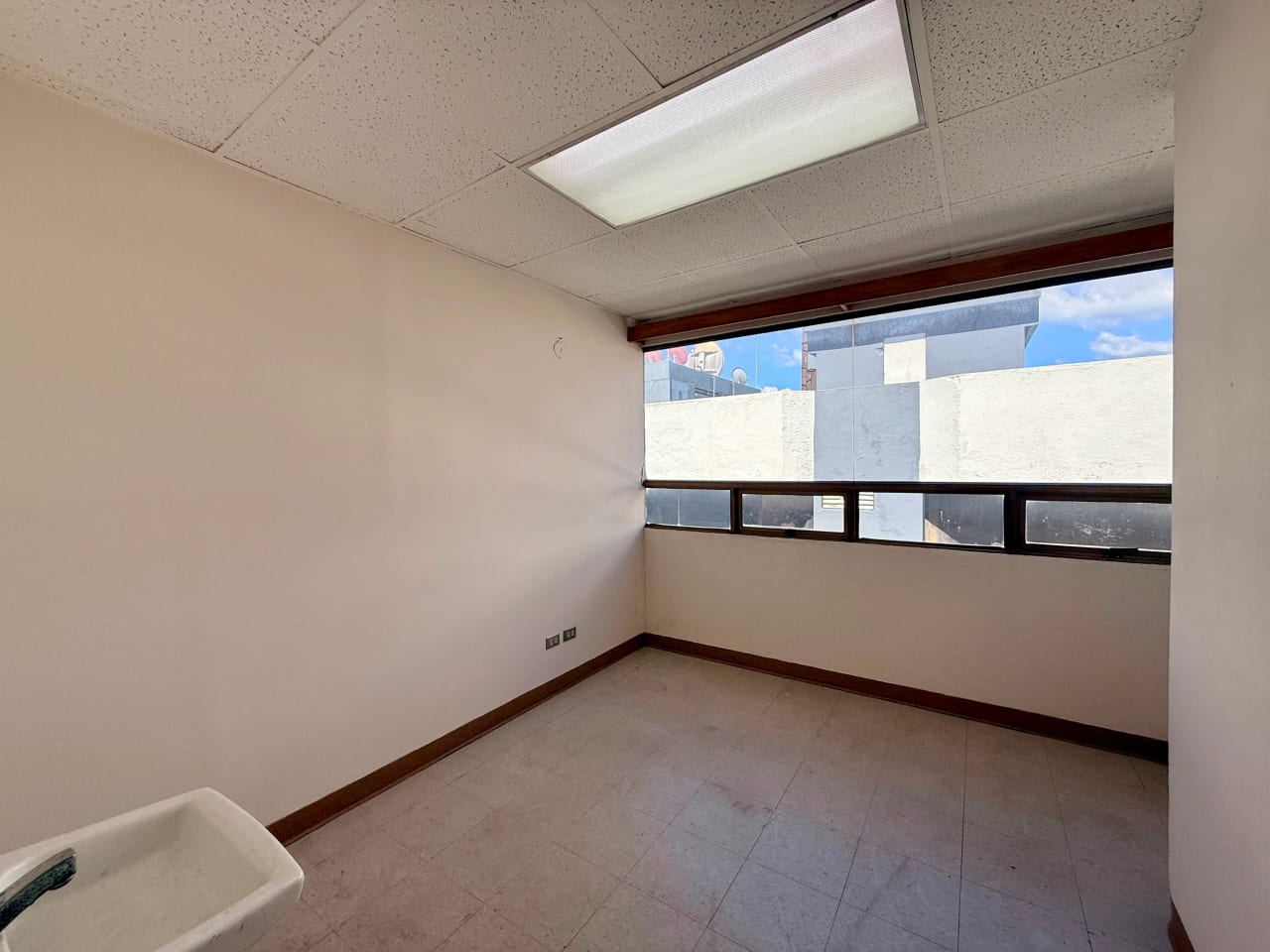 Vendo clinica en edificio Santa Clara zona 10 — Clínica en Venta en Zona 10, Guatemala, Ciudad — foto 12 de 13