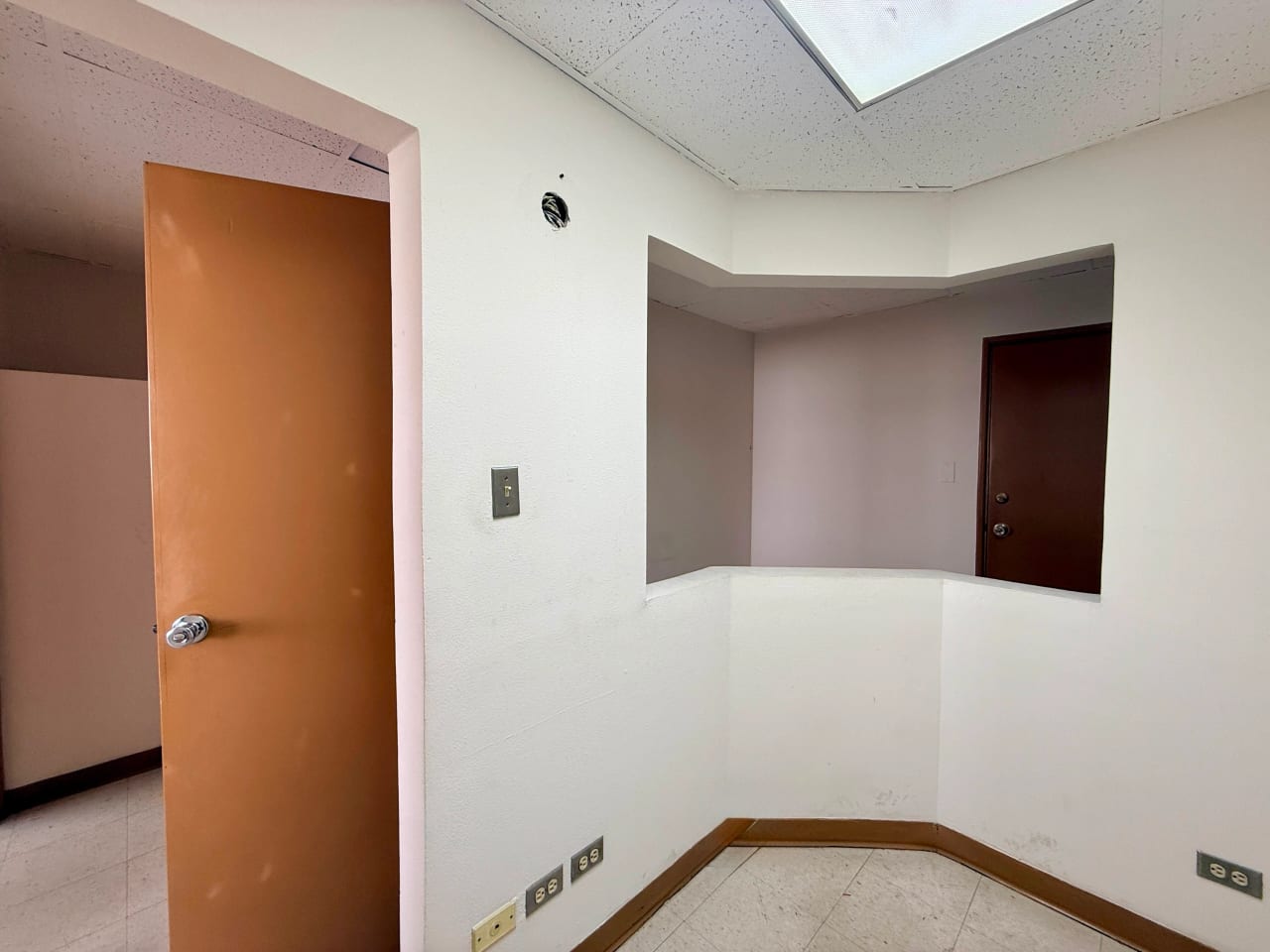 Vendo oficina en edificio Santa Clara zona 10 — Oficina en Venta en Zona 10, Guatemala, Ciudad — foto 2 de 13