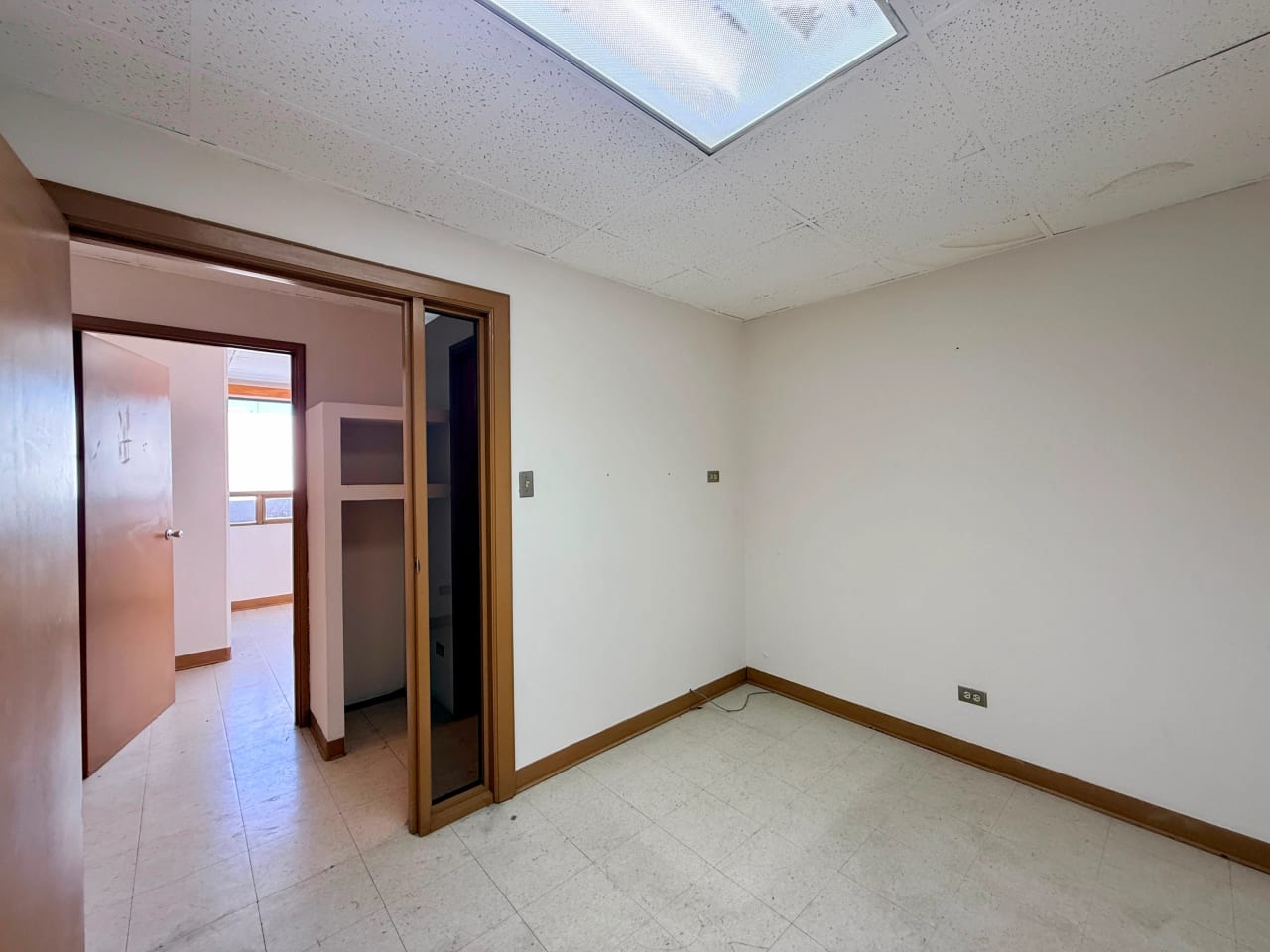 Vendo oficina en edificio Santa Clara zona 10 — Oficina en Venta en Zona 10, Guatemala, Ciudad — foto 5 de 13