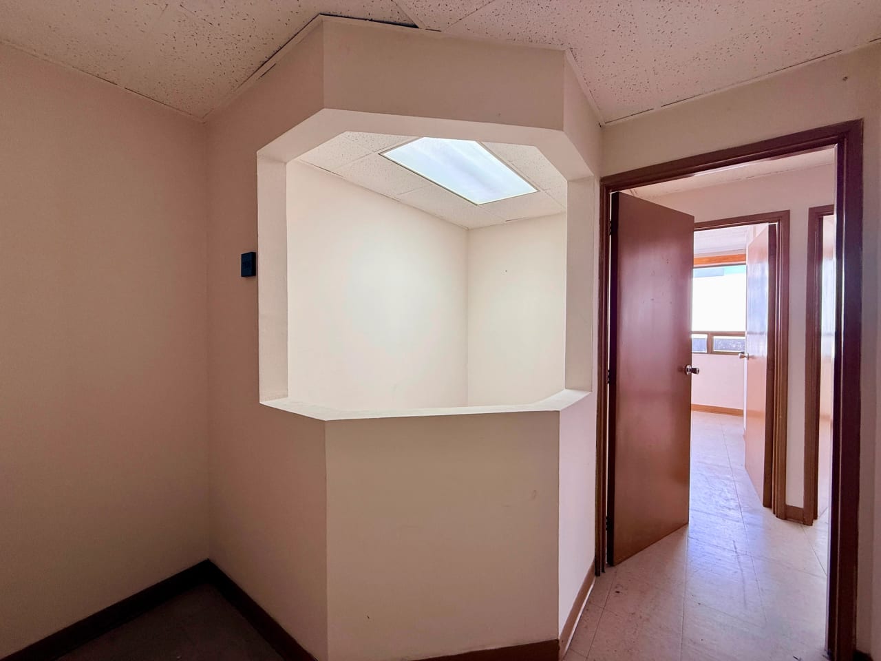 Vendo oficina en edificio Santa Clara zona 10 — Oficina en Venta en Zona 10, Guatemala, Ciudad — foto 8 de 13
