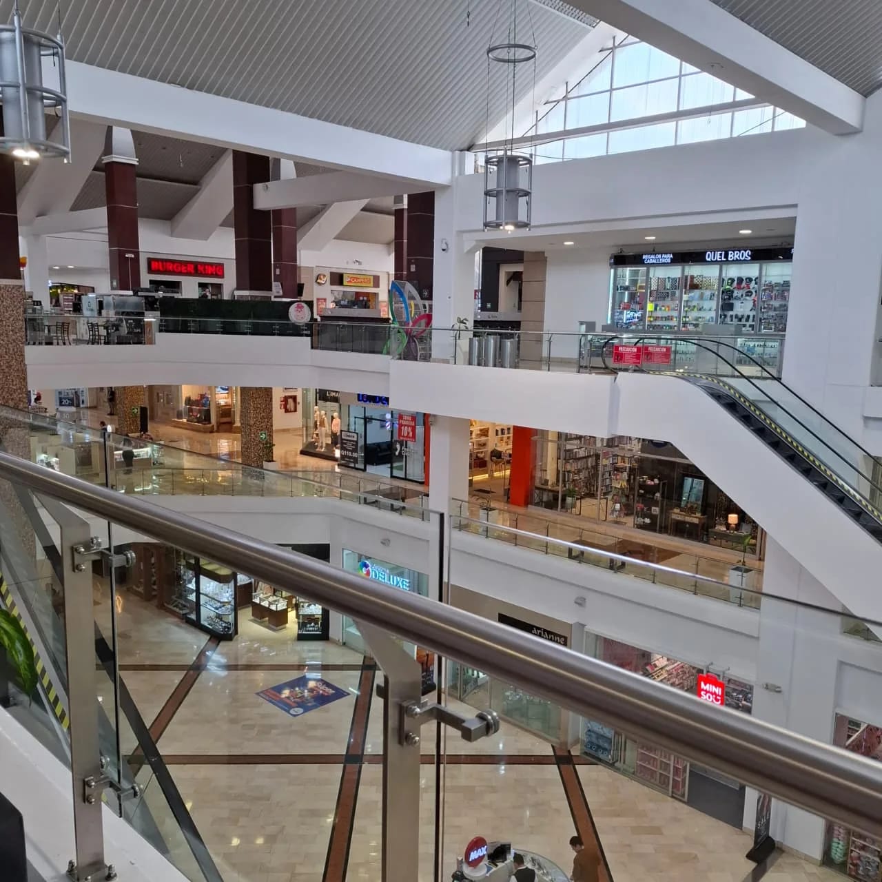 Alquilo local en Centro Comercial Pradera zona 10 — Local en Alquiler en Zona 10, Guatemala, Ciudad — foto 4 de 6