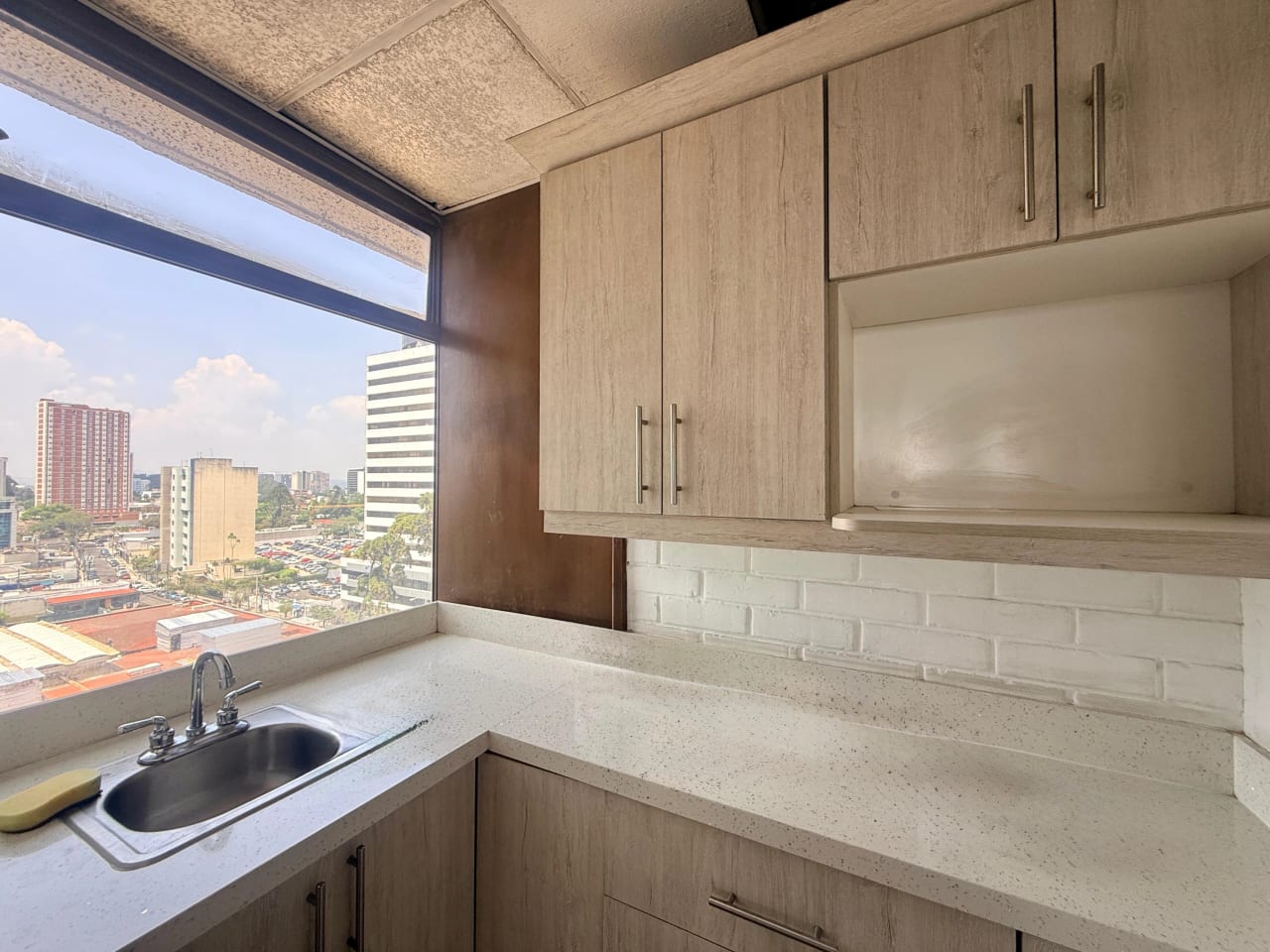 Vendo oficina en edificio Reforma Montufar zona 10 — Oficina en Venta en Zona 10, Guatemala, Ciudad — foto 4 de 7