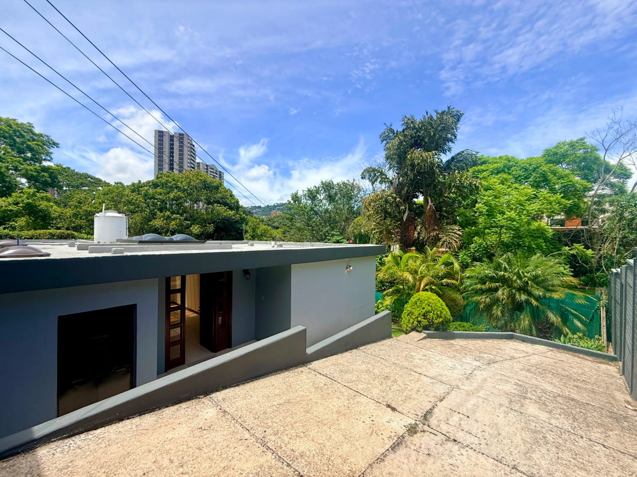 Vendo casa dentro de garita en zona 10 — Casa en Venta en Zona 10, Guatemala, Ciudad — foto 1 de 17