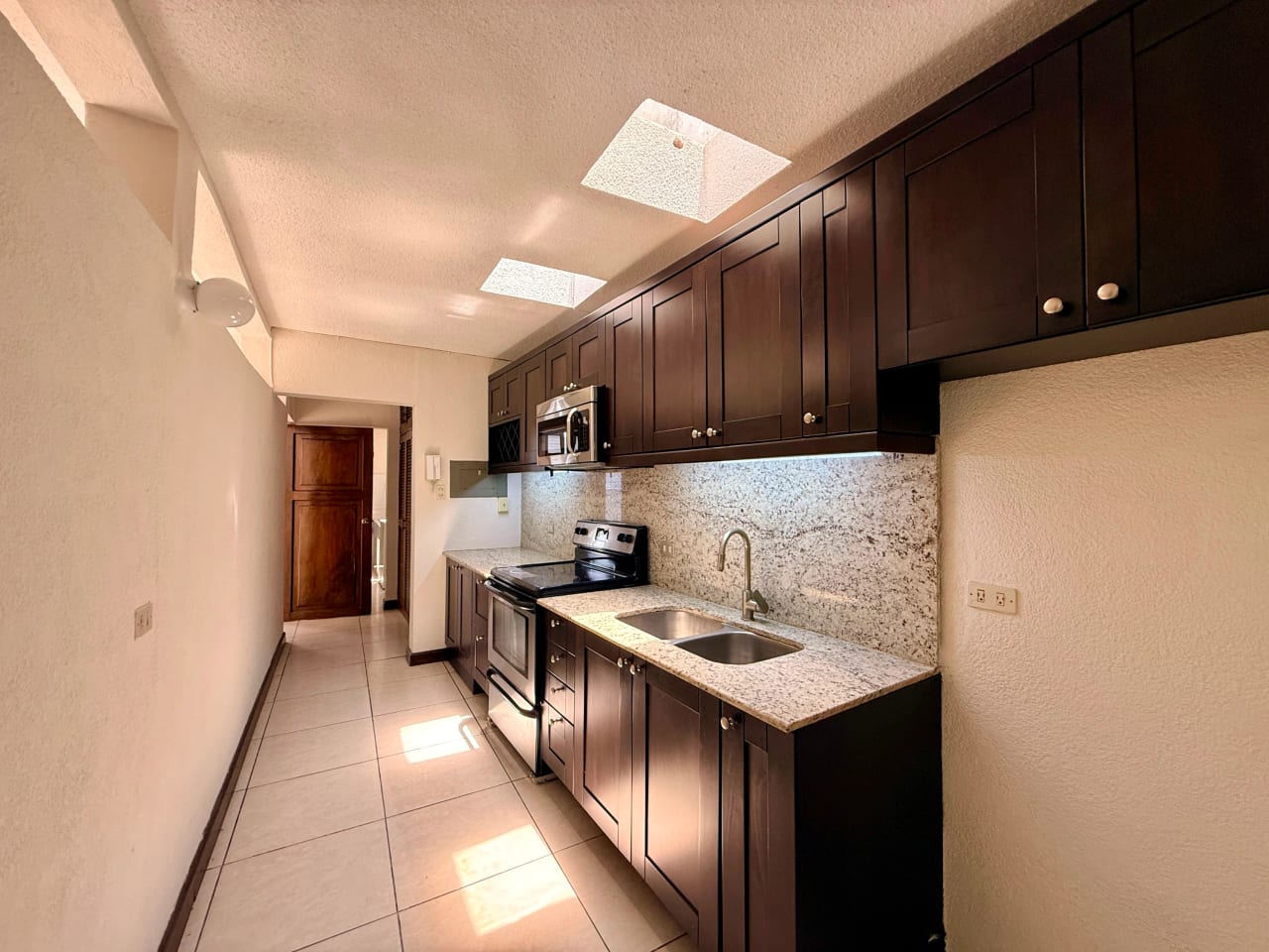 Vendo casa dentro de garita en zona 10 — Casa en Venta en Zona 10, Guatemala, Ciudad — foto 9 de 17
