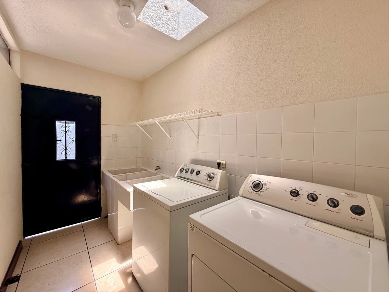 Vendo casa dentro de garita en zona 10 — Casa en Venta en Zona 10, Guatemala, Ciudad — foto 10 de 17
