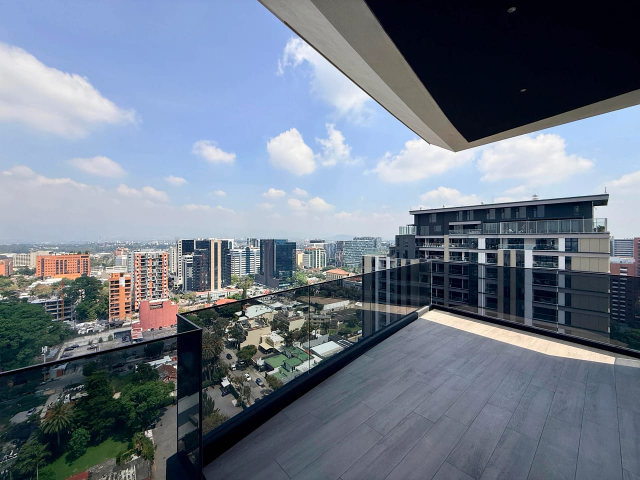 Apartamento en venta en edificio Santa Sofia 7ma zona 10 — Apartamento en Venta en Zona 10, Guatemala, Ciudad — foto 3 de 17