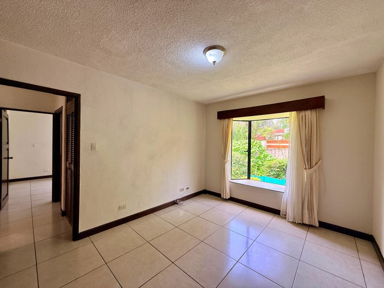 Casa en venta dentro de garita en zona 10 — Casa en Venta en Zona 10, Guatemala, Ciudad — foto 6 de 17
