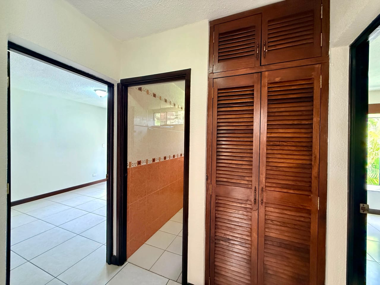 Casa en venta dentro de garita en zona 10 — Casa en Venta en Zona 10, Guatemala, Ciudad — foto 7 de 17
