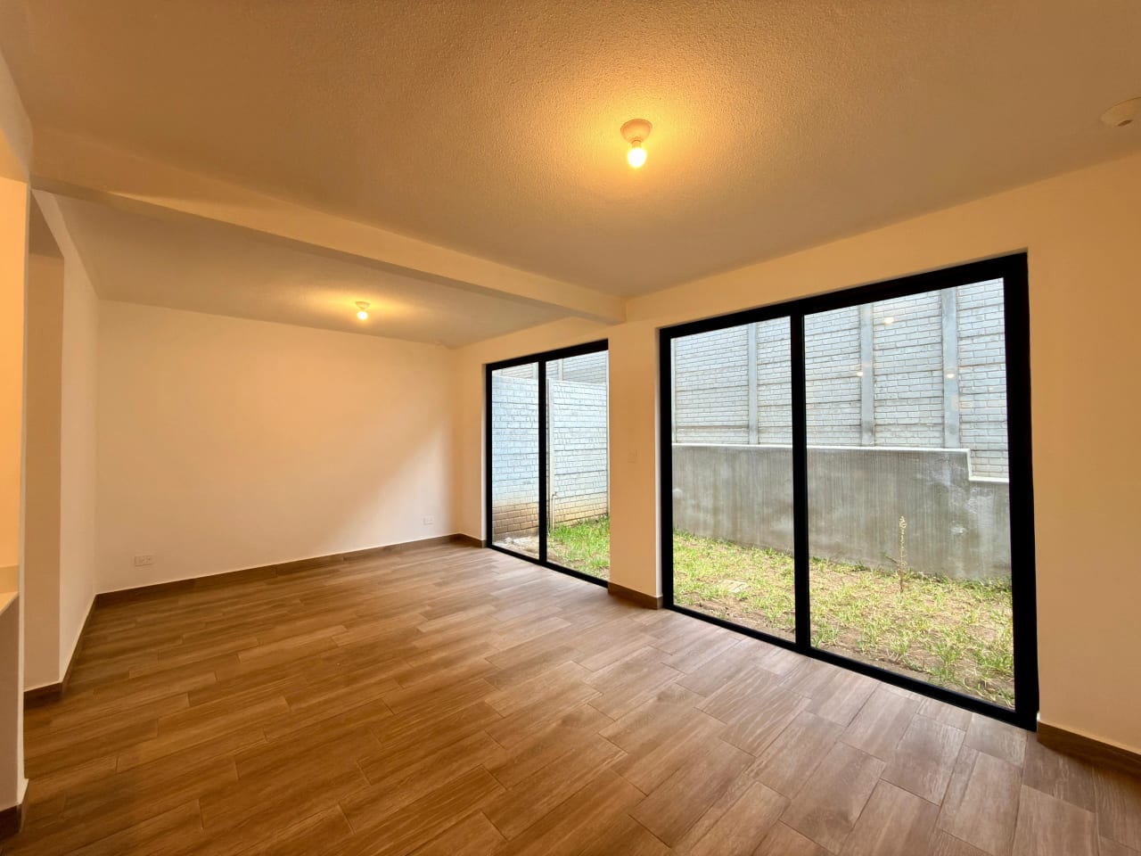 Casa en venta en condominio Laureles zona 16 — Casa en Venta en Zona 16, Guatemala, Ciudad — foto 2 de 17