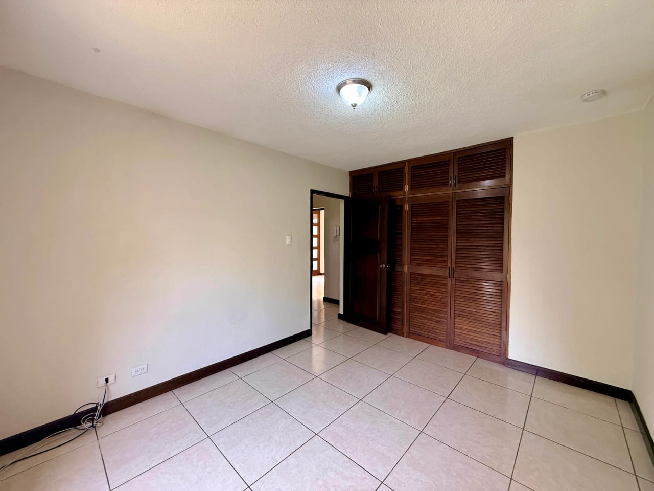 Casa en venta dentro de garita en zona 10 — Casa en Venta en Zona 10, Guatemala, Ciudad — foto 8 de 17