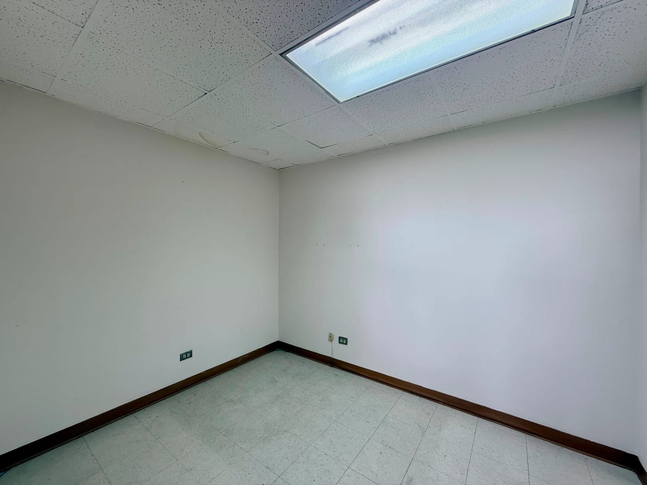 Vendo clinica en edifcio Santa Clara zona 10 — Clínica en Venta en Zona 10, Guatemala, Ciudad — foto 6 de 13