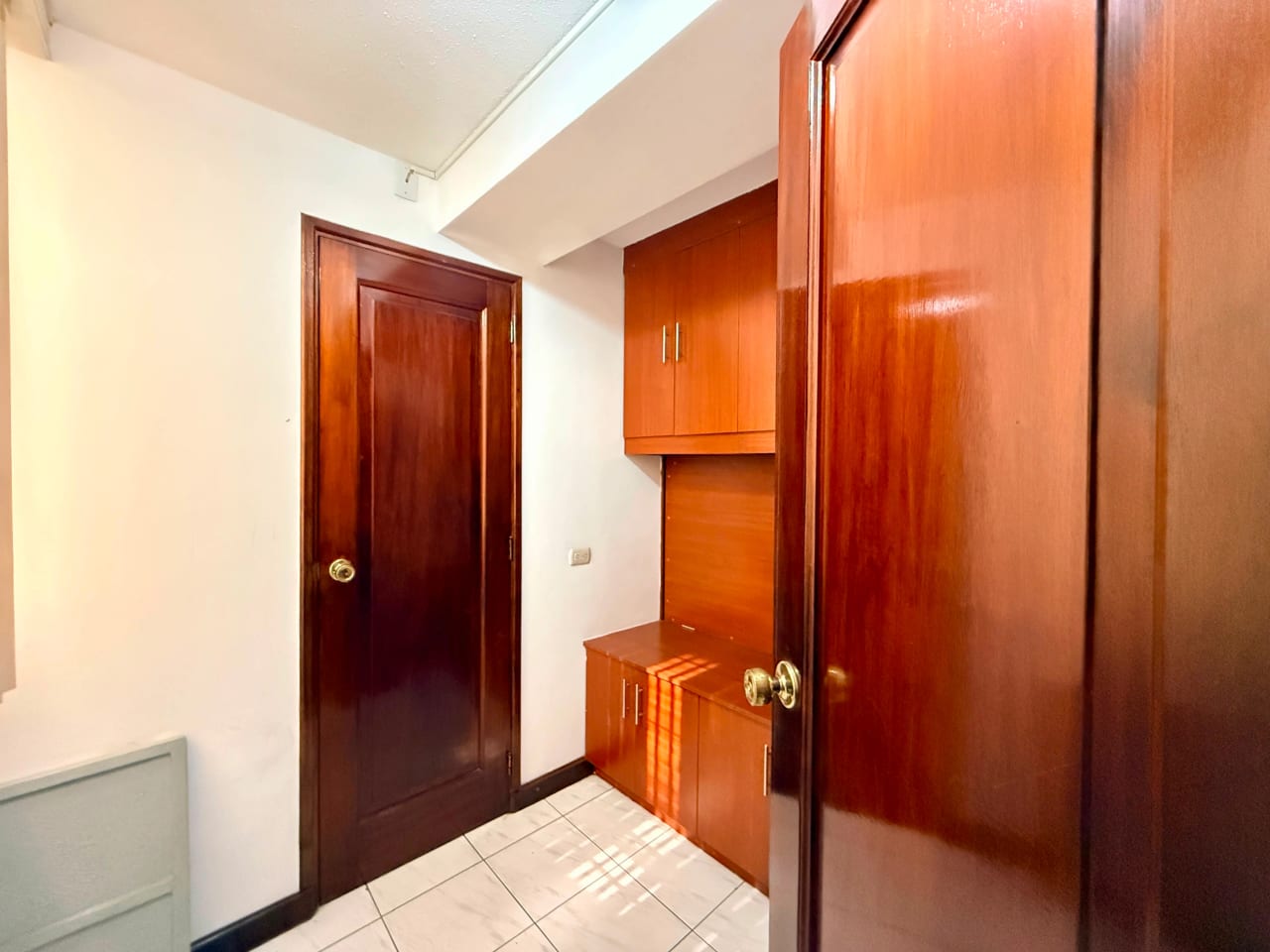 Apartamento amueblado en alquiler en Moradas del Acueducto zona 10 — Apartamento en Alquiler en Zona 10, Guatemala, Ciudad — foto 16 de 17