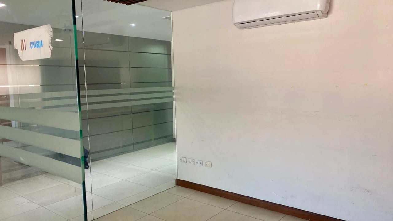 Oficina en alquiler edifcio Geminis zona 10 — Oficina en Alquiler en Zona 10, Guatemala, Ciudad — foto 13 de 17