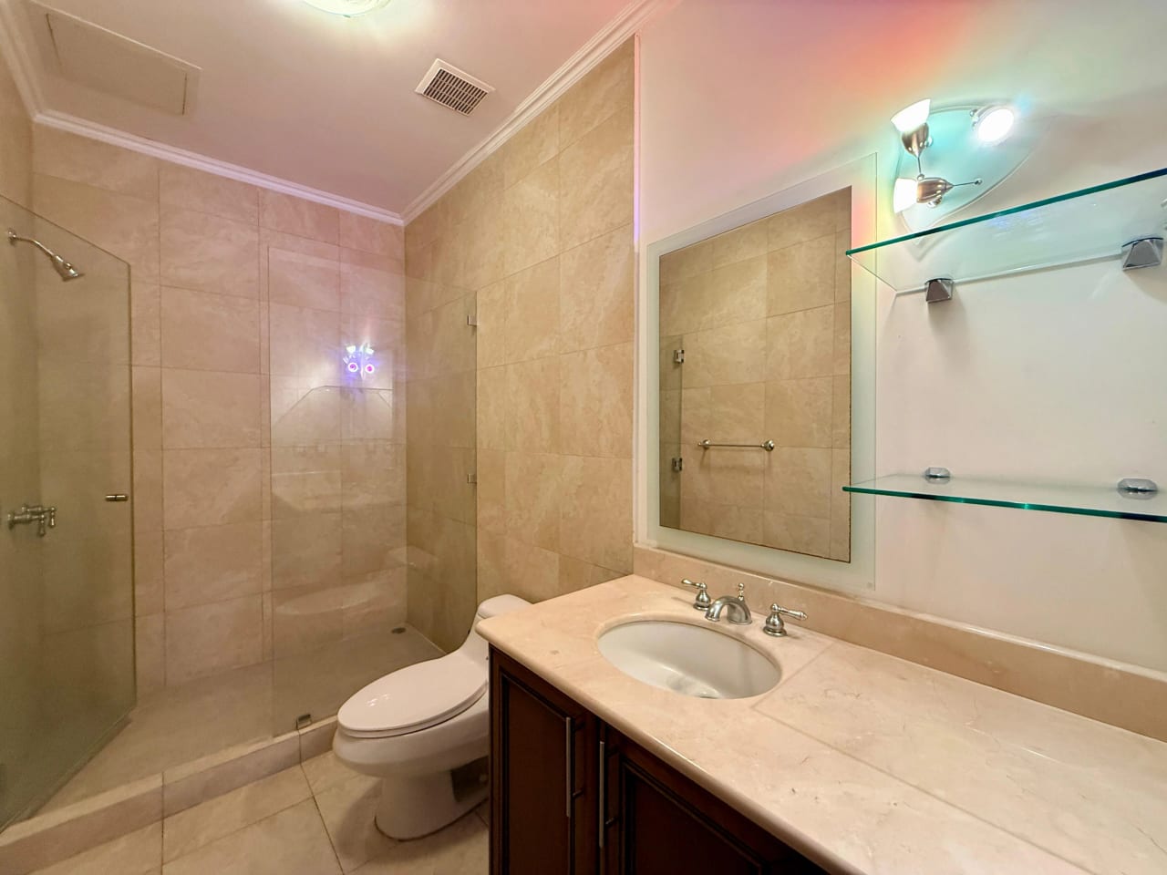 Apartamento en alquiler edificio Tadeus zona 14 — Apartamento en Alquiler en Zona 14, Guatemala, Ciudad — foto 14 de 17