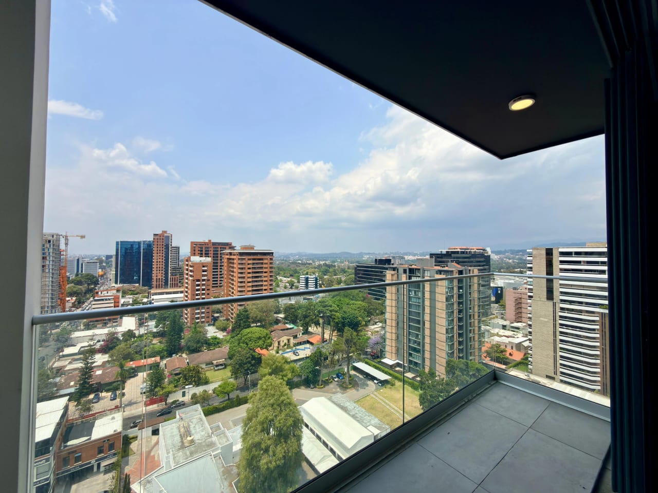 Apartamento en alquiler en edificio Vasanta zona 10 — Apartamento en Alquiler en Zona 10, Guatemala, Ciudad — foto 3 de 17