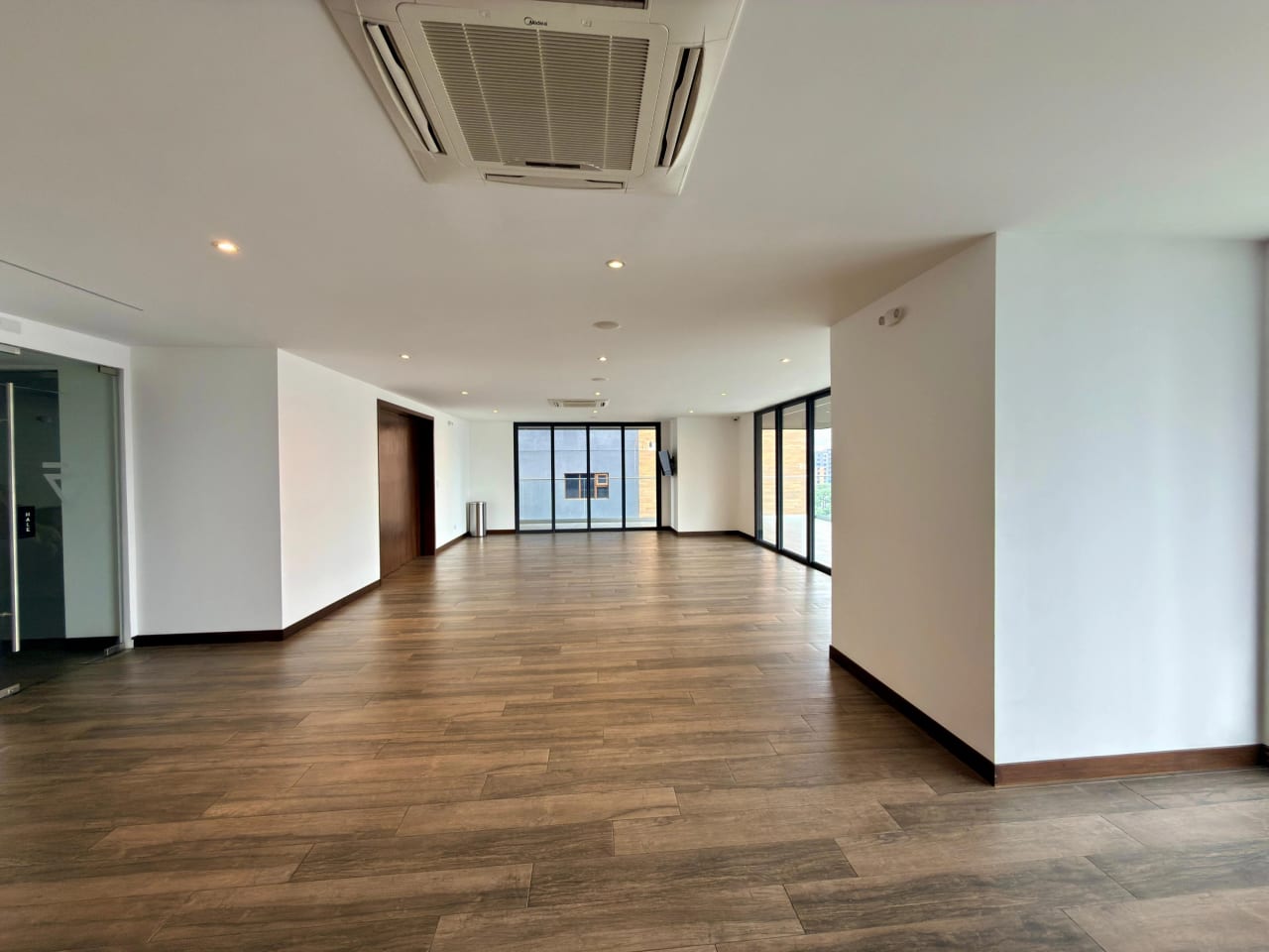 Apartamento en alquiler en edificio Vasanta zona 10 — Apartamento en Alquiler en Zona 10, Guatemala, Ciudad — foto 13 de 17
