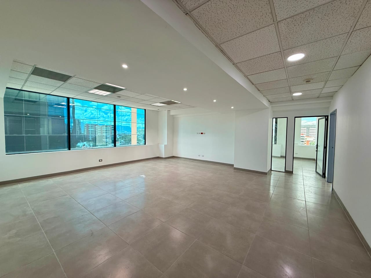 Oficina en venta en Europlaza zona 14 — Oficina en Venta en Zona 14, Guatemala, Ciudad — foto 1 de 17
