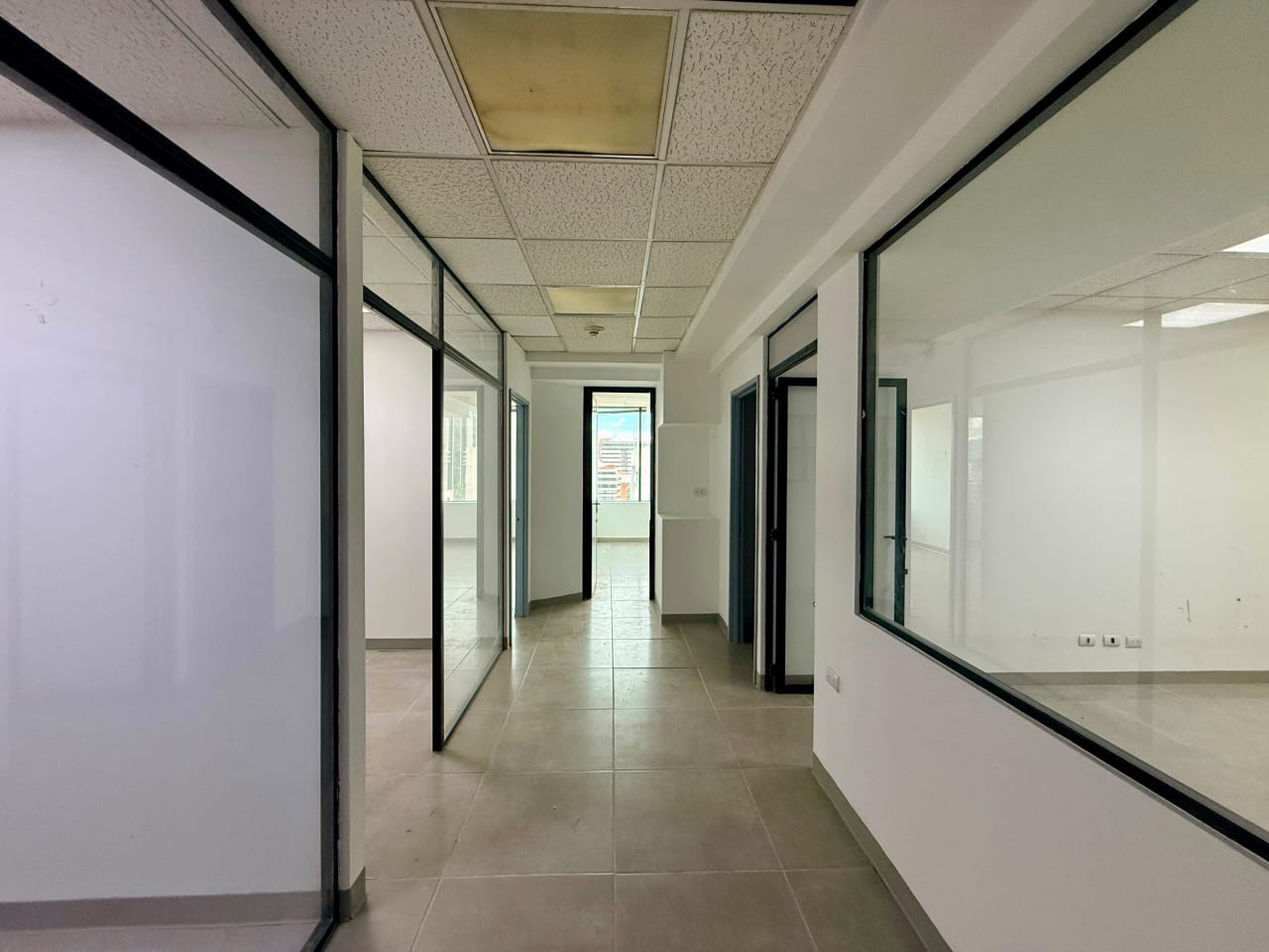 Oficina en venta en Europlaza zona 14 — Oficina en Venta en Zona 14, Guatemala, Ciudad — foto 16 de 17