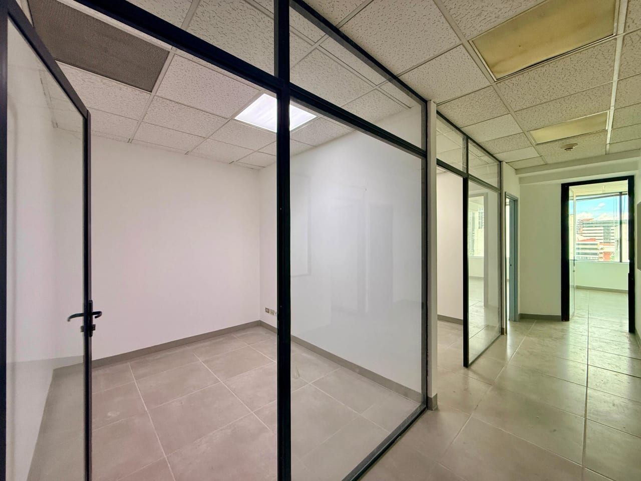 Oficina en venta en Europlaza zona 14 — Oficina en Venta en Zona 14, Guatemala, Ciudad — foto 15 de 17