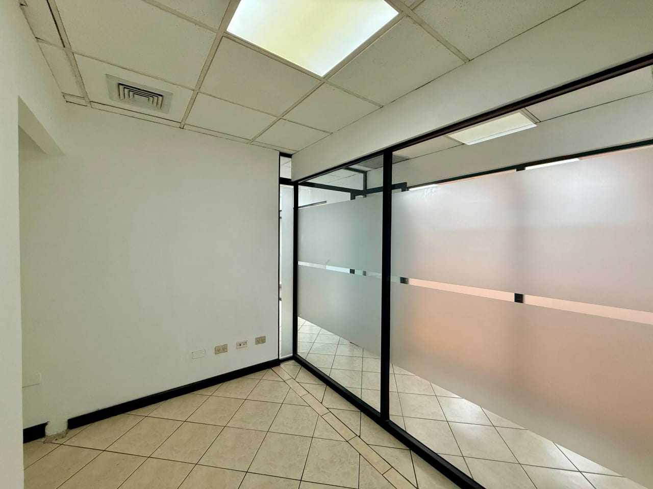Oficina en alquiler en edifcio Topacio Azul zona 10 — Oficina en Alquiler en Zona 10, Guatemala, Ciudad — foto 15 de 17