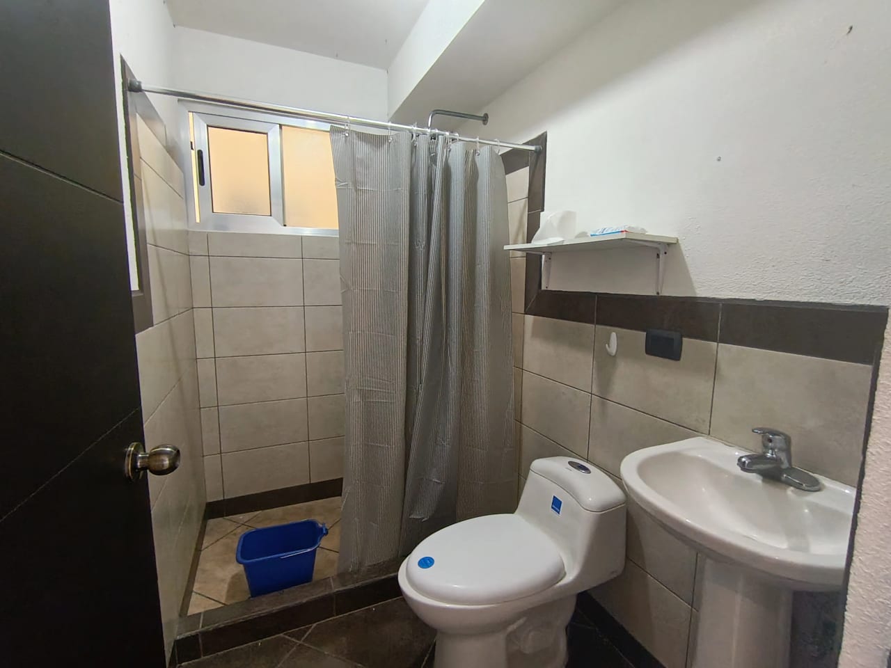 Apartamento en alquiler en edifcio Bosques de Euskadi zona 16 — Apartamento en Alquiler en Zona 16, Guatemala, Ciudad — foto 9 de 10