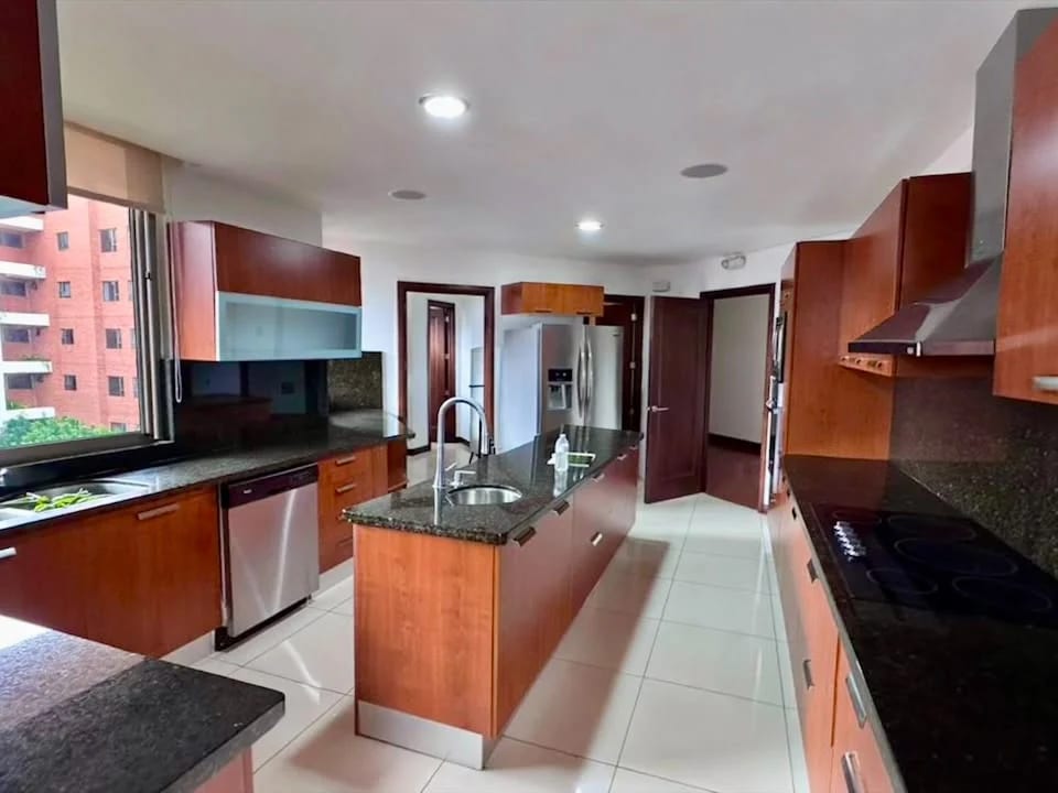 Amplio apartamento en alquiler en Verdino zona 15 — Apartamento en Alquiler en Zona 15, Guatemala, Ciudad — foto 1 de 10