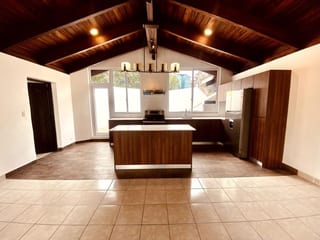 Apartamento remodelado excelente ubicacion sobre la diagonal 6 — Apartamento en Alquiler en Zona 10, Guatemala, Ciudad — miniatura 2 de 11