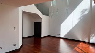 APARTAMENTO CON JARDIN DE DOS NIVELES EN ZONA 15 EN VENTA — Apartamento en Venta en Verdino, Zona 15, Guatemala, Ciudad — miniatura 4 de 14