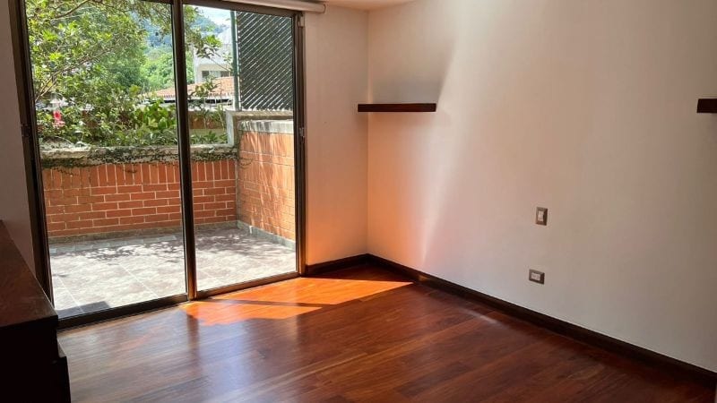 APARTAMENTO CON JARDIN DE DOS NIVELES EN ZONA 15 EN VENTA — Apartamento en Venta en Verdino, Zona 15, Guatemala, Ciudad — foto 7 de 14