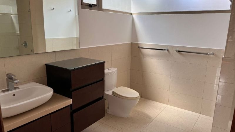 APARTAMENTO CON JARDIN DE DOS NIVELES EN ZONA 15 EN VENTA — Apartamento en Venta en Verdino, Zona 15, Guatemala, Ciudad — foto 2 de 14