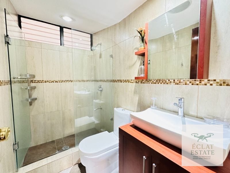Apartamento Remodelado de 3 Habitaciones en Venta en Moradas del Acueducto, Zona 10, a un Precio Increíble. ¡No te lo Pierdas! — Apartamento en Venta en Moradas del Acueducto, Zona 10, Guatemala, Ciudad — foto 5 de 8