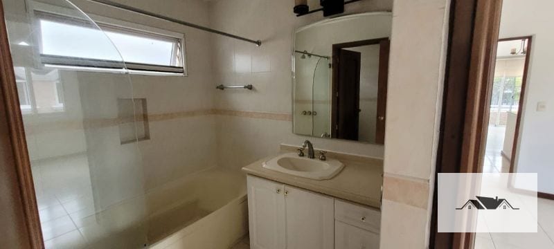EN RENTA CASA ZONA 14 325 mts2 — Casa en Alquiler en La Cañada, Zona 14, Guatemala, Ciudad — foto 4 de 17