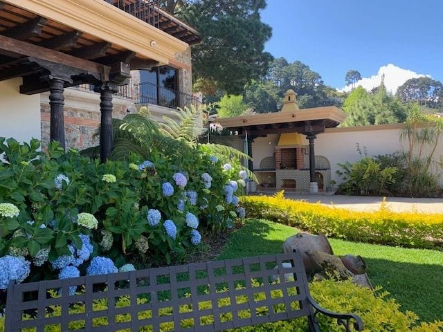 Casa en Venta Montebello — Casa en Venta en Montebello II, Carretera a El Salvador, Guatemala, Ciudad — foto 1 de 8