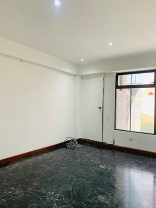 Oficina en venta zona 10 sobre diagonal 6 frente a Oakland Place — Oficina en Venta en Zona 10, Guatemala, Ciudad — miniatura 1 de 13