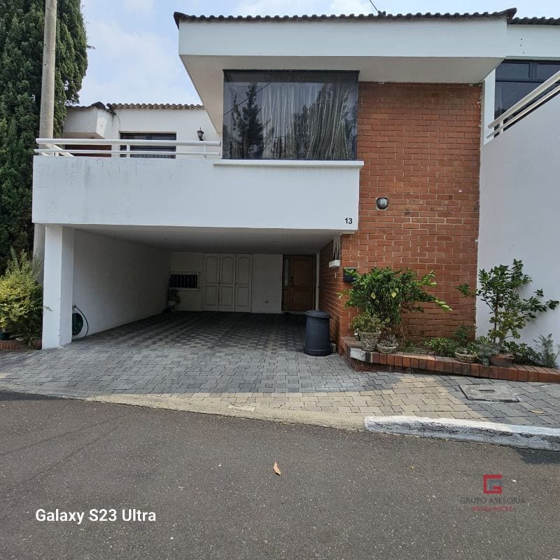 Moderna casa en venta en Jardines de Las Dalias zona 3, Mixco — Casa en Venta en Zona 3 Mixco, Guatemala, Ciudad — foto 1 de 17