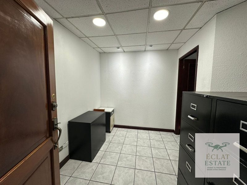 Oficina de 225 m² en Renta en Zona 10. — Oficina en Alquiler en Topacio Azul, Zona 10, Guatemala, Ciudad — foto 8 de 9