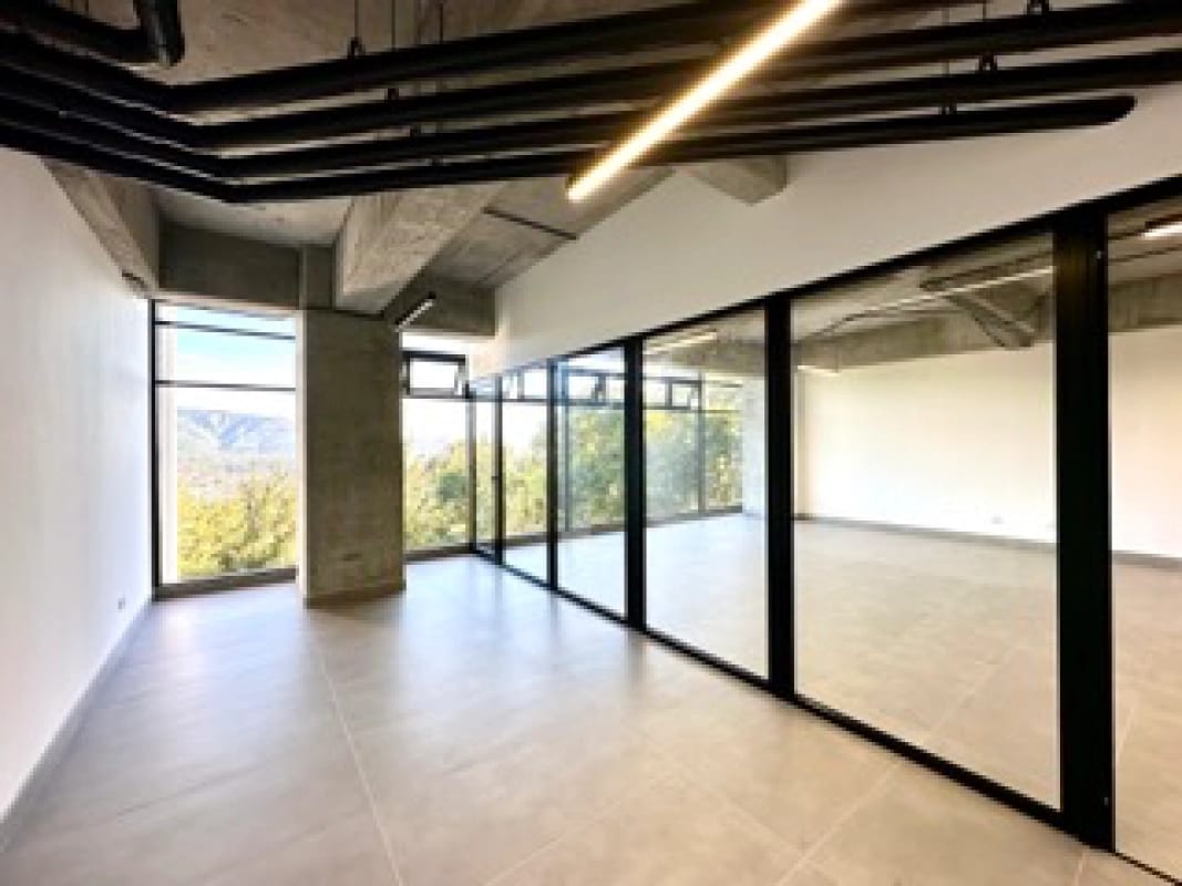 Oficina nueva de 137 mts2 en venta en zona 13 - Image 1