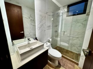 Apartamento amueblado 3 dormitorios y cuarto de servicios, zona 10 — Apartamento en Alquiler en Zona 10, Guatemala, Ciudad — miniatura 8 de 14