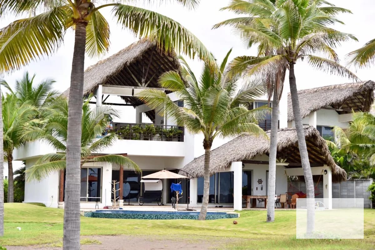 Villa residencial enfrente al mar 4 dormitorios en venta en exclusivo condominio en Monterrico — Casa en Venta en Monterrico, Santa Rosa — foto 1 de 14