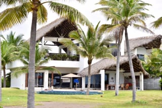 Villa residencial enfrente al mar 4 dormitorios en venta en exclusivo condominio en Monterrico — Casa en Venta en Monterrico, Santa Rosa — miniatura 1 de 14