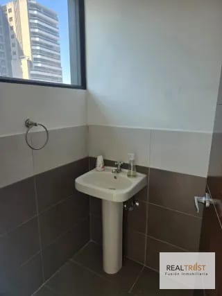 ALQUILO OFICINA EN DESING CENTER ZONA 10 — Oficina en Alquiler en Zona 10, Guatemala, Ciudad — miniatura 2 de 9
