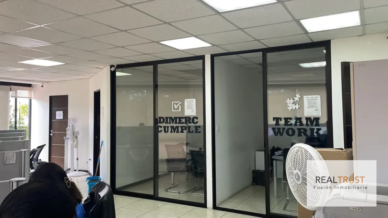 OFICINA EN RENTA DESIGN CENTER ZONA 10 — Oficina en Alquiler en Zona 10, Guatemala, Ciudad — foto 1 de 3
