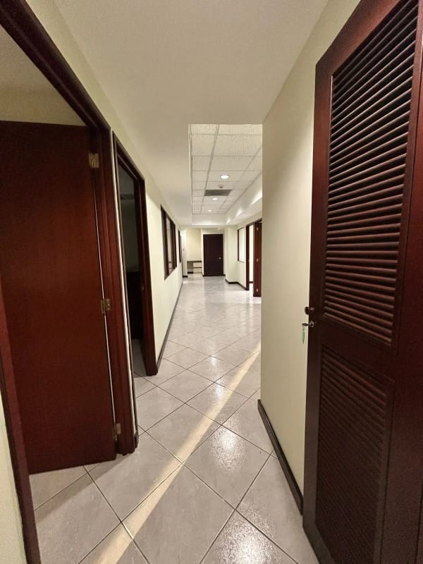 AMPLIA OFICINA EUROPLAZA — Oficina en Alquiler en Europlaza, Zona 14, Guatemala, Ciudad — foto 9 de 11