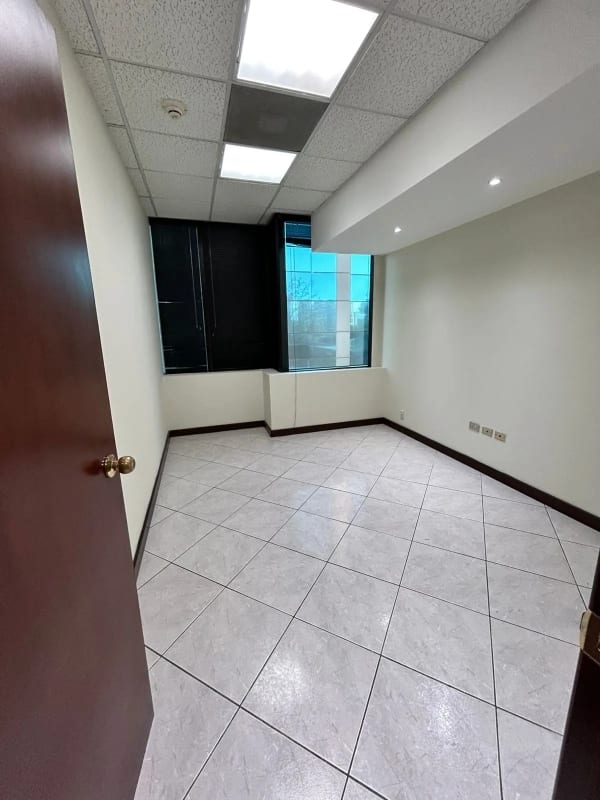 AMPLIA OFICINA EUROPLAZA — Oficina en Alquiler en Europlaza, Zona 14, Guatemala, Ciudad — foto 5 de 11