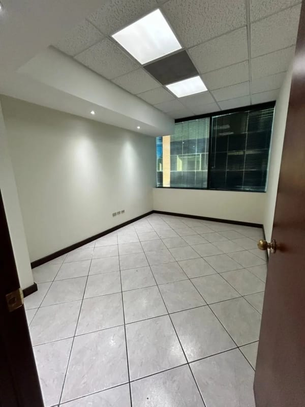 AMPLIA OFICINA EUROPLAZA — Oficina en Alquiler en Europlaza, Zona 14, Guatemala, Ciudad — foto 3 de 11