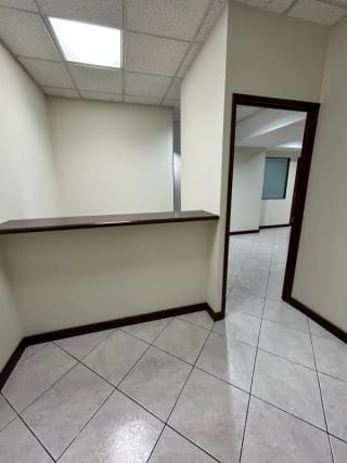AMPLIA OFICINA EUROPLAZA — Oficina en Alquiler en Europlaza, Zona 14, Guatemala, Ciudad — miniatura 2 de 11