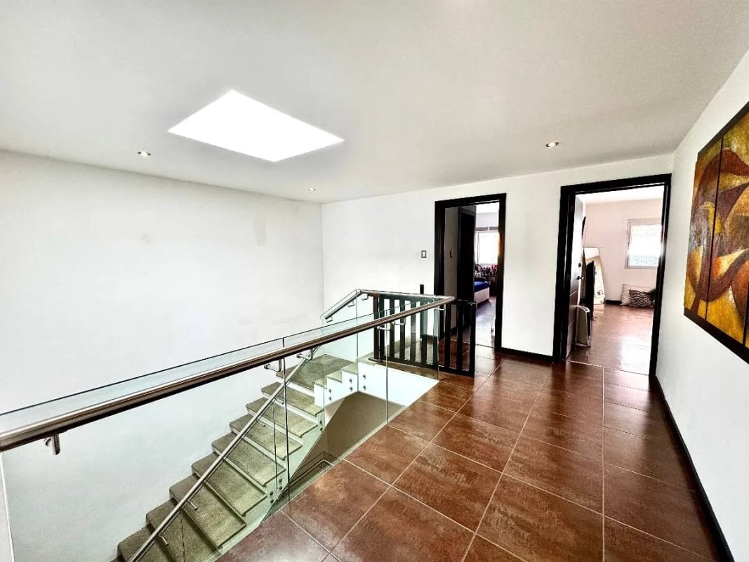 Casa moderna con piscina 4 habs / fuera de garita Z.14 — Casa en Venta en Zona 14, Guatemala, Ciudad — foto 13 de 16