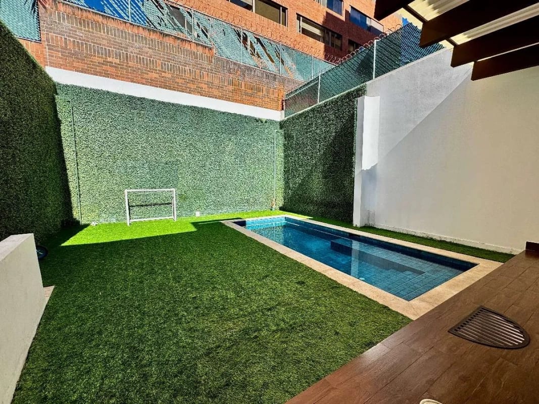 Casa moderna con piscina 4 habs / fuera de garita Z.14 — Casa en Venta en Zona 14, Guatemala, Ciudad — foto 3 de 16