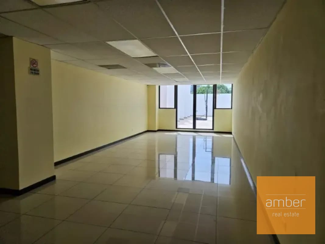 Edificio de oficinas con sótano en Zona 10 — Edificio en Alquiler en Zona 10, Guatemala, Ciudad — foto 10 de 13
